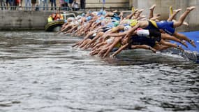Des nageurs se jettent à l'eau (photo d'illustration)
