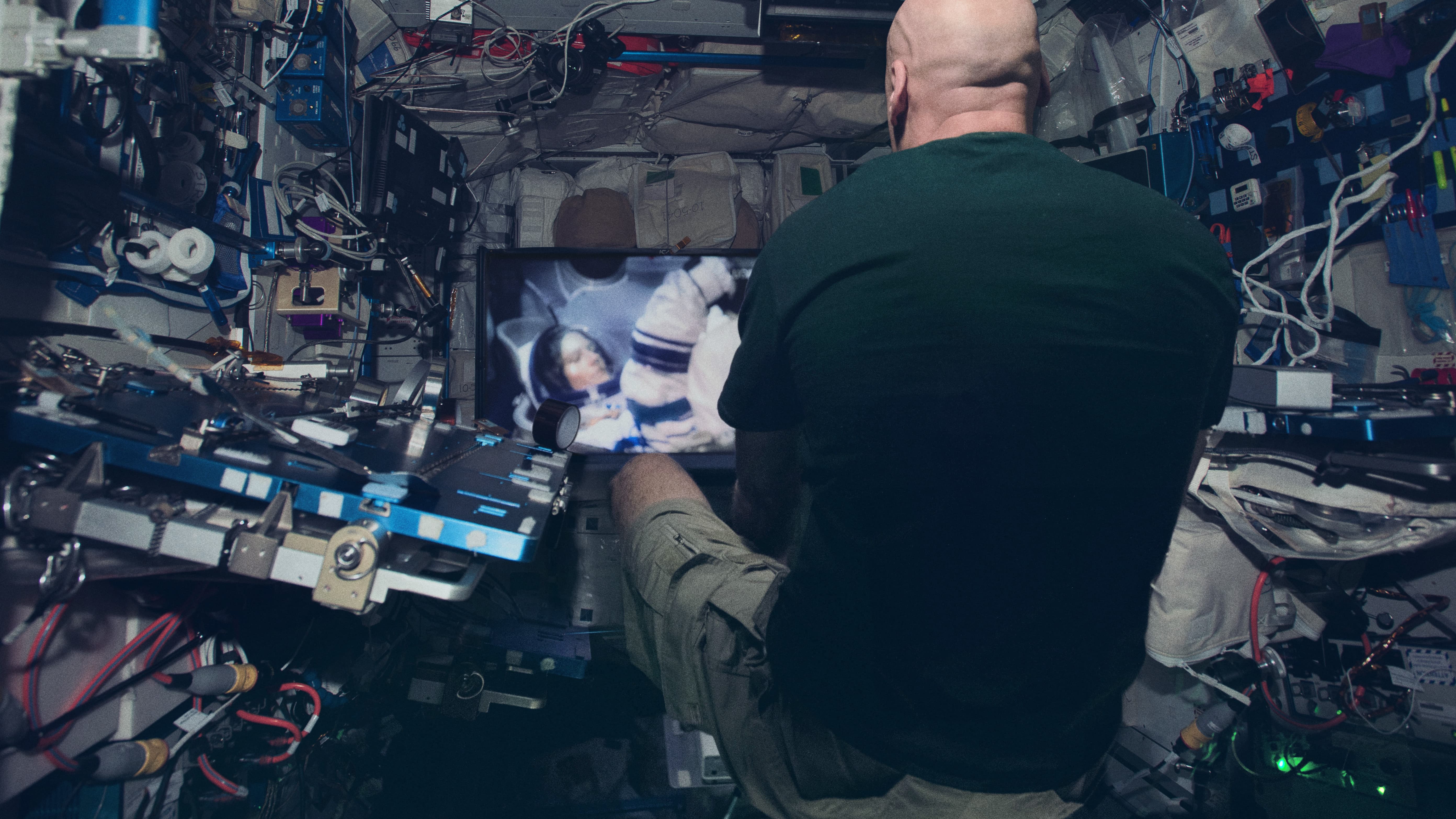 L'astronaute Luca Parmitano regarde le film Proxima dans l'espace. L'astronaute Luca Parmitano regarde le film Proxima dans l'espace.