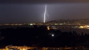 Un éclair lors d'un orage à Nice en mai 2017 (image d'illustration)