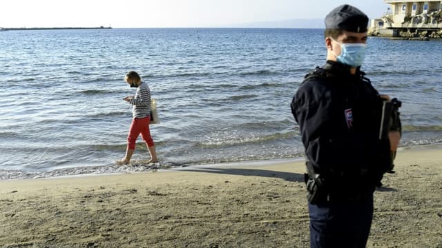 Un policier patrouille sur une plage quasi déserte de Marseille, le 31 octobre 2020