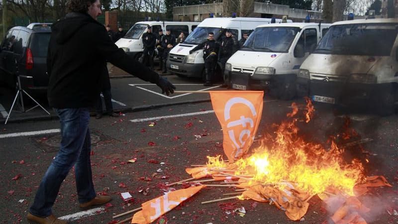 Autodafé de drapeaux de la CFDT lors d'une manifestation d'employés de SeaFrance, la semaine dernière à Calais. Le bureau confédéral de la CFDT a décidé jeudi d'exclure sa branche maritime du Nord, où siègent les délégués de la compagnie maritime SeaFranc