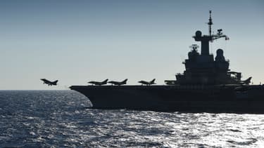 François Hollande est arrivé à bord du porte-avions Charles de Gaulle, engagé dans la lutte contre Daesh. (Photo d'illustration)