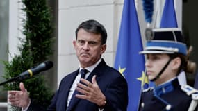 Le nouveau ministre des Outre-mer Manuel Valls le 24 décembre 2024 à Paris lors de la passation de pouvoir avec son prédécesseur