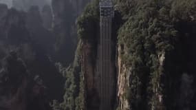 En Chine, le plus grand ascenseur extérieur du monde offre une vue imprenable sur les paysages d'Avatar