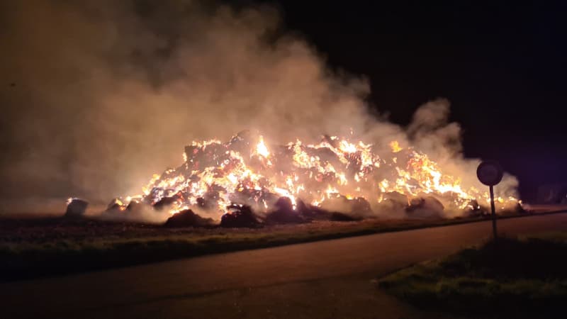 Plusieurs tonnes de ballots de paille sont parties en fumées à Gueures (Seine-Maritime), dans la nuit du 24 au 25 octobre 2023.