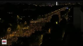 La foule immense sur les Champs-Élysées vue des toits de Paris