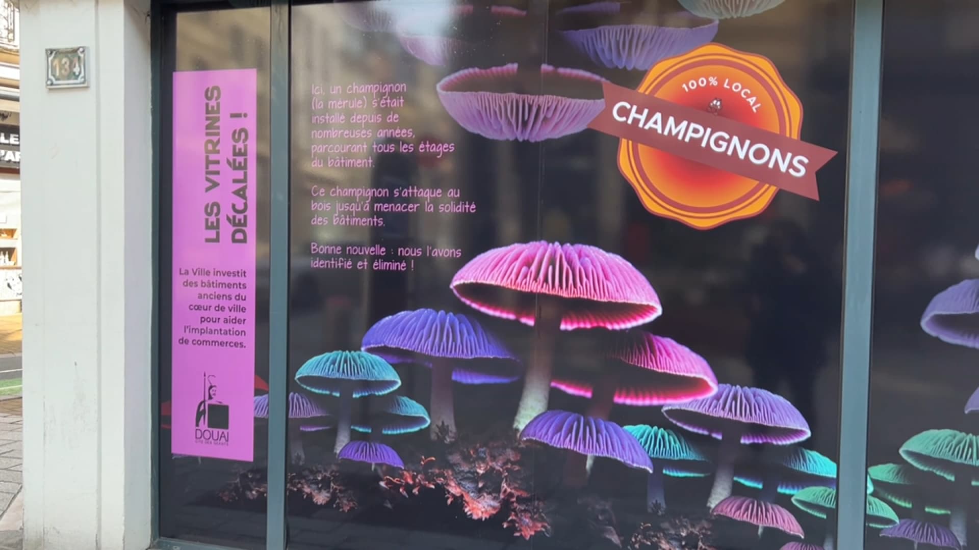 Une affiche du dispositif "Les Vitrines décalées", à travers lequel la ville de Douai rachète des locaux commerciaux vides pour redynamiser le centre.