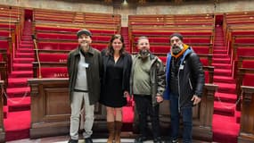 Raquel Garrido (deuxième en partant de la gauche) et une délégation de gilets jaunes, dont Jérôme Rodrigues (à droite), à l'Assemblée nationale, le 7 novembre 2022