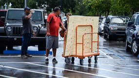 Des habitants de Floride en train de se préparer à l'arrivée de l'ouragan Dorian, le 29 août dernier.