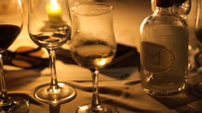 Plusieurs verres d'alcool à moitié vides.