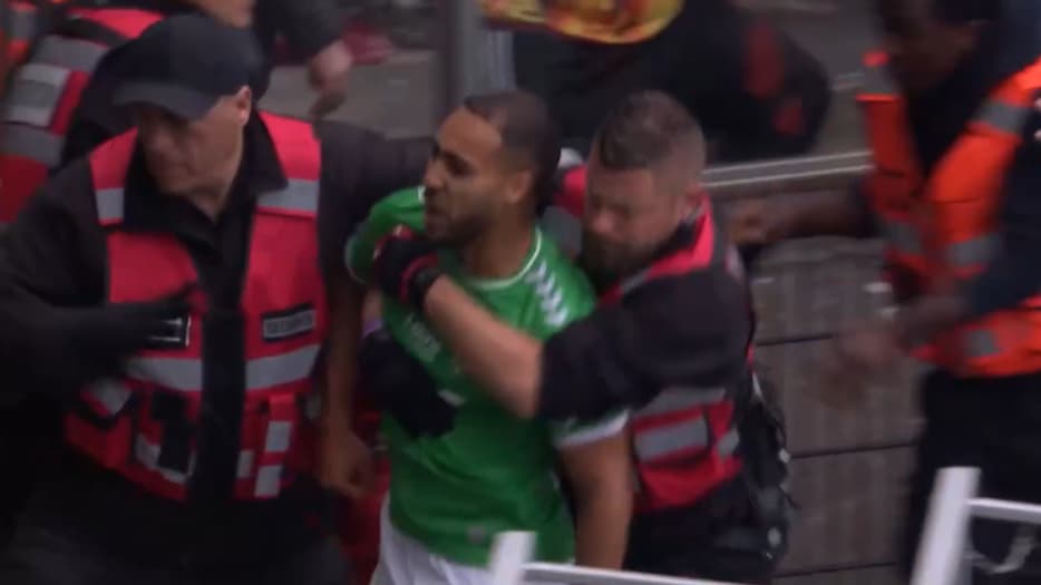 Yvann Maçon brusquement ceinturé par un stadier lors de Metz-Saint-Etienne (2-2, a.p.), le 2 juin 2024