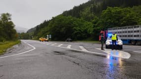 Les autorités mobilisées sur une route des Hautes-Alpes alors que des inondations touchent le département vendredi 21 juin 2024.