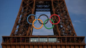 Les anneaux olympiques sur la Tour Eiffel, à Paris, le 18 juillet 2024.