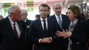 Emmanuel Macron et la ministre des Armées Florence Parly, lors d'une visite au salon Euronaval le 23 octobre 2018
