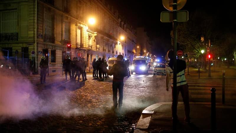 Gaz lacrimogènes à la fin d'une manifestation contre la mariage pour tous à Paris. Le ministre de l'Intérieur Manuel Valls a appelé jeudi les opposants au mariage homosexuel à rejeter les groupes d'extrême droite qui provoquent débordements et actes homop