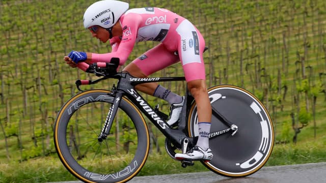 Gianluca Brambilla (Etixx-Quick Step) garde la maillot rose sur la 9e étape du Giro pour seulement .. une seconde. 