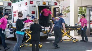 Des victimes sont transportées à l'hôpital, à la suite d'une fusillade en Oregon, aux Etats-Unis.