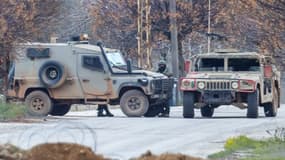 Des véhicules de l'armée israélienne barrent une route à Borj El Mlouk au Liban le 26 janvier 2025