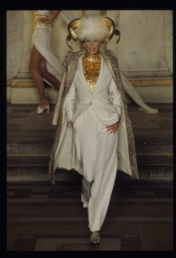 Givenchy by Alexander McQueen -Vogue Runway / Archives Condé Nast
