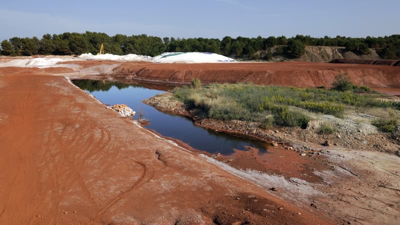 Des résidus de bauxite produisant des boues rouges stockés à Gardannes, dans les Bouches-du-Rhône, en octobre 2010. (photo d'illustration)