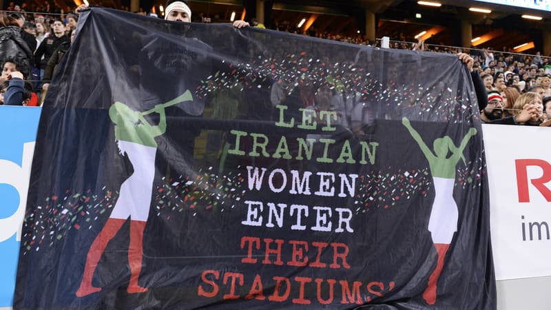 Une banderole pour le droit des femmes à aller dans des stades de football en Iran, à Solna (Suède) le 31 mars 2015
