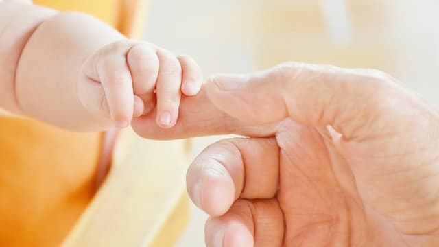 A partir d’aujourd’hui les pères peuvent s’arrêter un mois à la naissance d’un enfant.