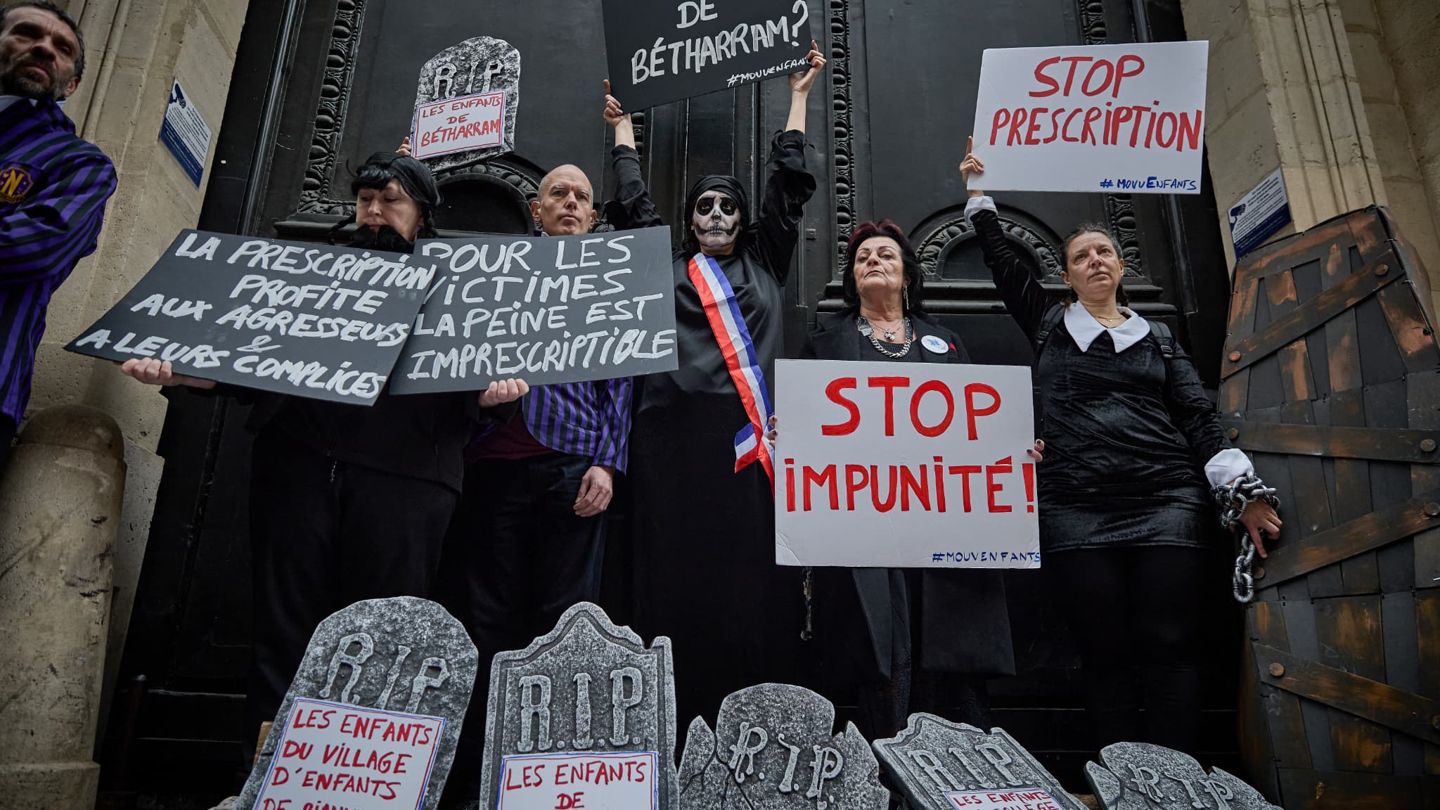 Des militants manifestent devant le ministère de l'Education nationale le 10 mars 2025 à Paris. 