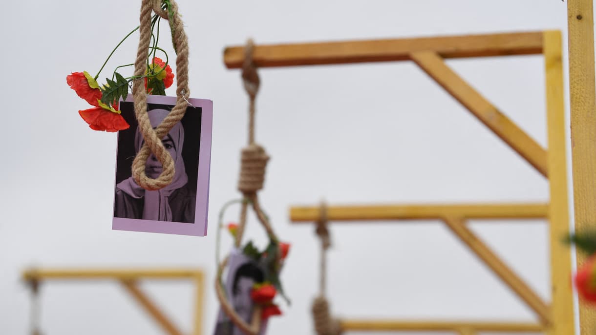 Le portrait d'opposants iraniens et des fleurs placées sur une potence, lors d'une manifestation de l'opposition iranienne en exil pour protester contre la célébration en Iran du 40e anniversaire de la Révolution islamique, le 8 février 2019 à Paris.