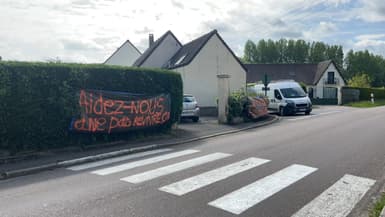 Une banderole installée devant la maison d'un habitant d'Hesdigneul-lès-Boulogne après les inondations survenues en octobre 2023 dans le Pas-de-Calais.