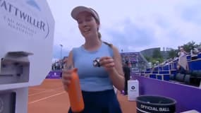 Danielle Collins recadre un cameraman au tournoi de Strasbourg, le 21 mai 2025