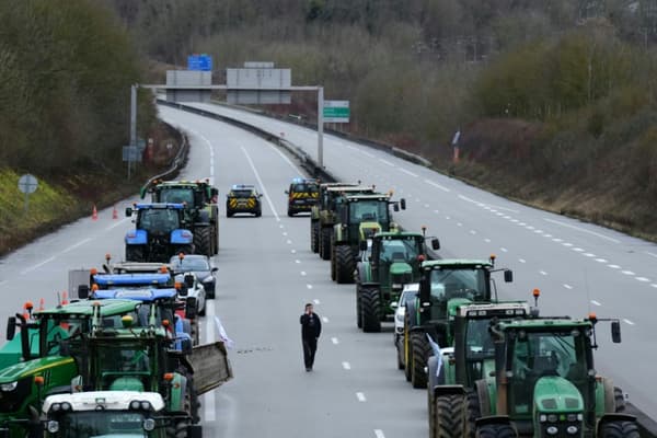 Des agriculteurs manifestent sur l'A16, à Amblainville, dans l'Oise, le 26 janvier 2024