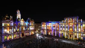 L'Hôtel de Ville de Lyon et le musée des Beaux-Arts illuminés à l'occasion du lancement de la Fête des lumières de Lyon, le 5 décembre 2024.
