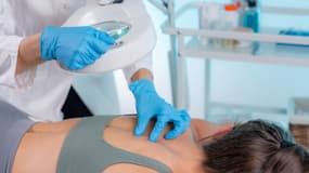 Un dermatologue prend en charge une patiente (illustration).
