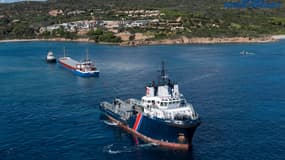 Le cargo Rhodanus coincé au large de Bonifacio, en Corse, a été dégagé vendredi 17 octobre 2019.