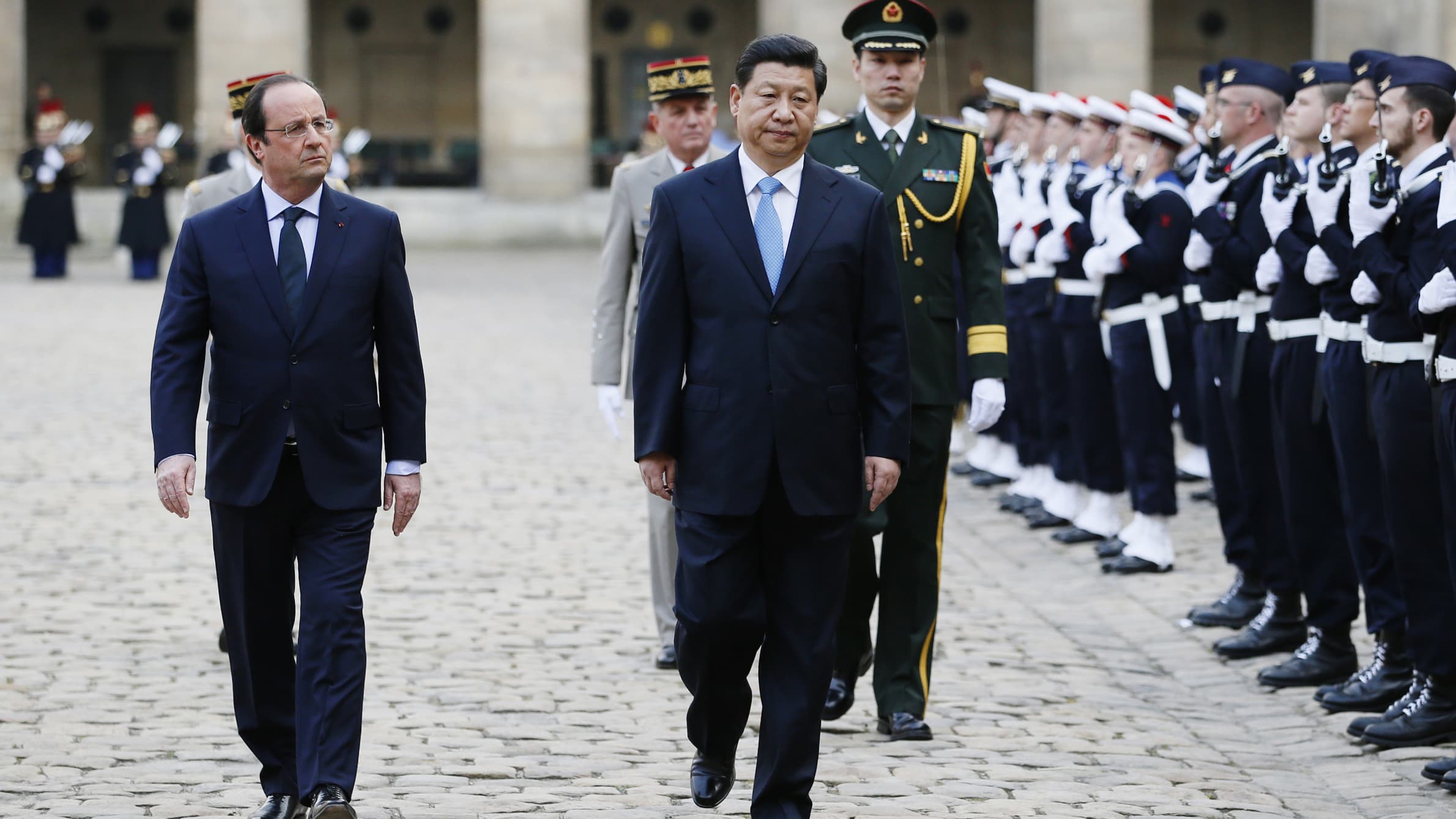 Le président chinois Xi Jinping pendant la cérémonie d'accueil aux Invalides, lors de sa visite d'Etat, le 26 mars 2014. 