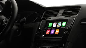 CarPlay, d'Apple, permet, tout comme Android Auto, de limiter les fonctions du smartphone et d'en déporter directement sur les commandes du véhicule.