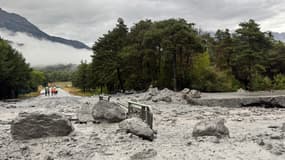 Une coulée de boue a coupé la route au niveau du pont de Faucon-de-Barcelonnette