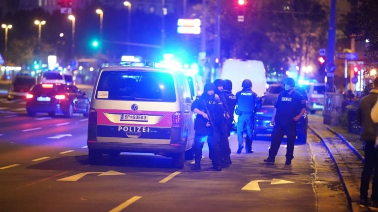 Des policiers déployés dans le centre de Vienne après une fusillade près d'une synagogue, le 2 novembre 2020 en Autriche