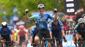 Paul Lapeira lève les bras après sa victoire sur la 2e étape de Itzulia Basque Country, le 2 avril 2024