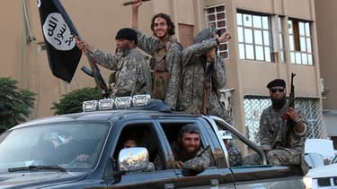 Des images diffusées le 30 juin 2014 montrent des jihadistes de l'Etat islamique parader dans les rues de Raqqa, en Syrie.