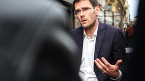 Le maire de Rouen et candidat à l'élection du prochain premier secrétaire du Parti socialiste (PS), Nicolas Mayer-Rossignol dans un café à Toulouse le 14 janvier 2023