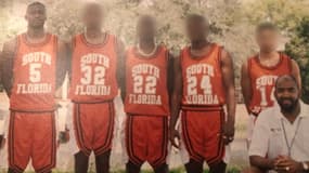 George Floyd (à gauche) avec le maillot de basket de l'équipe du South Florida Community College, entre 1993 et 1995