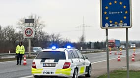 Policiers déployés le 4 janvier 2016 à Krusaa à la frontière entre l'Allemagne et le Danemark