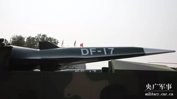 Le missile hypersonique Dongfeng-17 présenté lors du défilé pour les 70 ans du régime communiste Le missile hypersonique Dongfeng-17 présenté lors du défilé pour les 70 ans du régime communiste