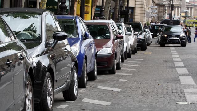 Les voitures électriques sont actuellement plus chères à l'achat que celles à essence.