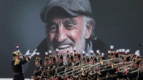 Des musiciens de la Garde républicaine jouent devant un portrait de Jean-Paul Belmondo lors de la cérémonie d'hommage national aux Invalides à Paris le 9 septembre 2021