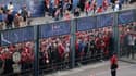 Des supporteurs de Liverpool bloqués à l'entrée du Stade de France où leur club affrontait le Real de Madrid en finale de la Ligue des champions de l'UEFA, le 28 mai 2022 à Saint-Denis, près de Paris