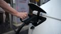 Une voiture électrique Hyundai Ioniq 5 se recharge sur une borne de recharge rapide Instavolt CC le 26 novembre 2025 à Northwich, en Angleterre. Dans son budget d'automne présenté aujourd'hui, la chancelière Rachel Reeves a instauré une nouvelle taxe pour les véhicules électriques et hybrides. À compter d'avril 2028, les conducteurs de voitures électriques devront payer 3 pence par mile, et ceux de véhicules hybrides rechargeables 1,5 pence par mile. (Photo : Christopher Furlong/Getty Images) (Photo : Christopher Furlong / GETTY IMAGES EUROPE), légende AFP en anglais via Google traduction.