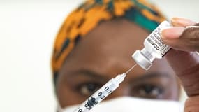 Une soignante prépare une dose du vaccin anti-Covid Pfizer/BioNTech au Marigot, côte nord-est de La Martinique, France,  le 30 août 2021
