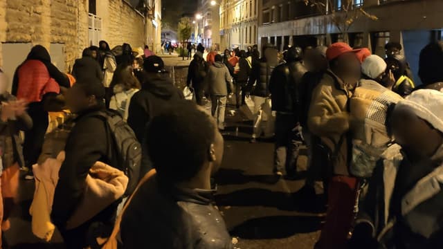 De jeunes migrants devant l'église occupée à Lyon
